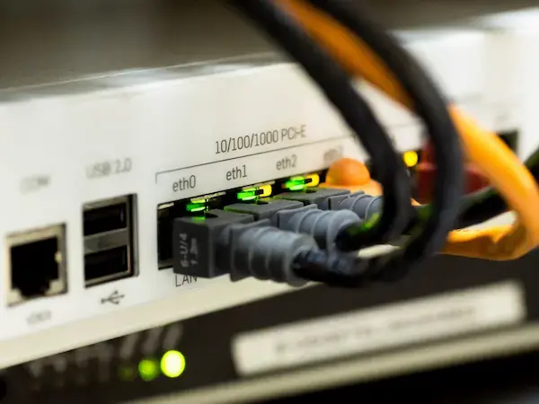 Instalación y soporte de redes WiFi y cableadas